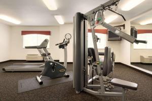 邓斯缪尔Travelodge by Wyndham Dunsmuir的健身房,带跑步机的健身房