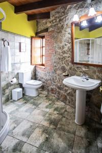 潘多尔雷斯La Vega de Pendueles的石质浴室设有水槽和卫生间