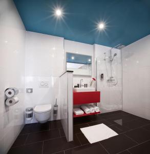 林茨塔昂斯世界朵纳维尔酒店的带淋浴、卫生间和盥洗盆的浴室