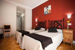 马德里阿雷索尔旅馆的红色墙壁客房的两张床