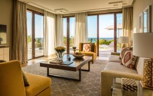 迦玛特突尼斯四季酒店的客厅配有沙发和桌子