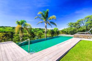 格雷西亚芒果谷酒店的棕榈树别墅内的游泳池