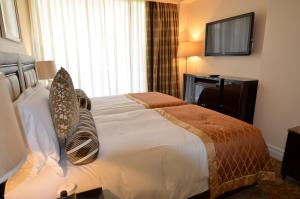 Taj Luxury Suite客房内的一张或多张床位