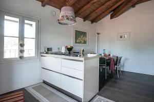 FontaneliceVilla Casetti B&B的厨房配有柜台和桌子