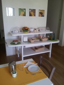 焦亚德尔科莱阿瑟肯多皮安诺住宿加早餐旅馆的一张桌子,上面有食物架子