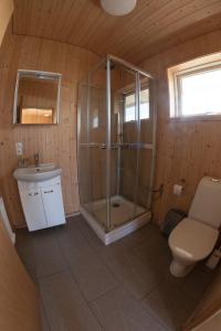 Nesjum磨河度假屋的带淋浴、卫生间和盥洗盆的浴室