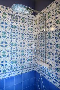 萨莱诺Donna Filomena Casa Vacanza di Charme的浴室设有蓝色和白色瓷砖淋浴。