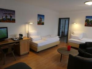 诺斯罗驰菲尔德伯克餐厅酒店的一间带两张床和电视的客厅