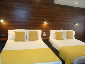 布莱克浦桑德赫斯特酒店的两间带两张床的酒店客房