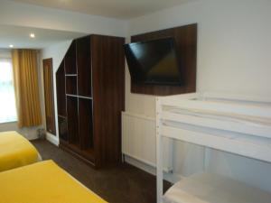 布莱克浦桑德赫斯特酒店的配有一张床和一台平面电视的酒店客房