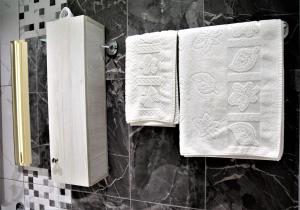 都拉斯Hotel Veliera的浴室墙上挂着两条毛巾