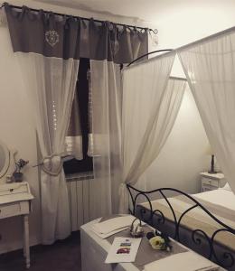 马利亚诺因托斯卡纳乐塔尔塔鲁胡B＆B住宿加早餐酒店的一间卧室配有床和带窗帘的窗户