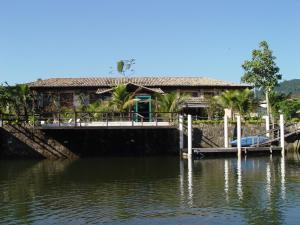 帕拉蒂阿瓜帕拉蒂旅馆的水面上船坞上的房屋