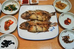 光州Gwangju Empire Hotel的桌上的盘子,有盘子的食物