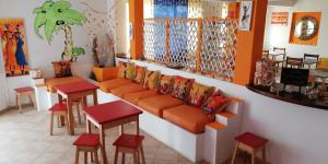 萨尔雷B&B Salinas Boa Vista WiFi FREE的一间储藏室,里面摆放着橙色座椅和凳子