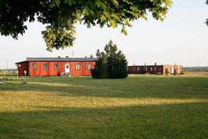 福勒松德邦吉瑞典旅游国际青年旅舍的田野中间的红色建筑