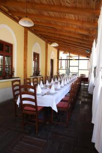 萨莫博尔Hotel Lavica的长长的用餐室配有长桌子和椅子