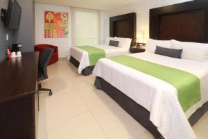 瓜达拉哈拉瓜达拉哈拉阿库厄杜克托温德姆花园酒店的酒店客房设有两张床和电视。