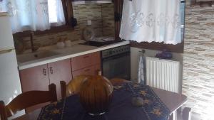 库佛斯港Porto Κoufo Halkidiki的厨房配有桌子、炉灶和水槽。
