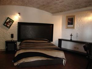 圣米格尔-德阿连德Casa Blanca San Miguel的卧室配有一张墙壁上的横截床