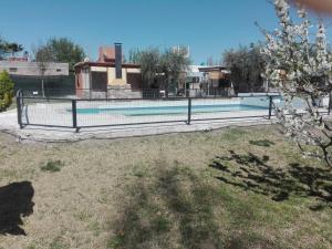 Coquimbito特拉奥利沃小屋酒店的院子中游泳池周围的围栏
