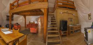拉恩塞纳达Cabañas Ensenada Bosque Nativo的帐篷内带高架床的房间