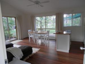 WondaiWondai Hideaway Apartment的客厅配有沙发和桌椅