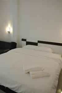 纳通市斯里兰卡岛酒店的一张白色的床,上面有两条毛巾