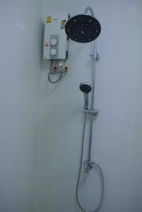 纳通市斯里兰卡岛酒店的带淋浴喷头的浴室
