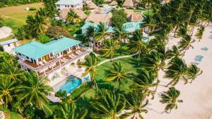 圣佩德罗维多利亚之家度假村 的享有度假村的空中景致,设有游泳池和棕榈树