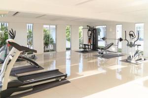 功孟海滩At Seacondo-2 Bedrooms-B35的健身房设有数台跑步机和有氧运动器材