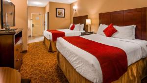 威廉斯莱克威廉斯湖贝斯特韦斯特酒店的酒店客房设有两张床和电视。