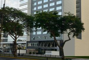 利马Dazzler by Wyndham Lima Miraflores的一座高楼前两棵树