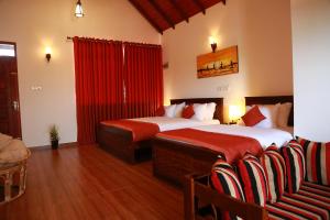 蒂瑟默哈拉默Avonil Resort Yala的配有红色窗帘的酒店客房的两张床