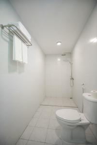 图杜Lagoon Villa Thoddoo的白色的浴室设有卫生间和水槽。