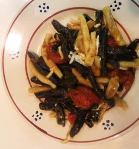 拉泰尔扎Masseria Sierro lo Greco的上面有面食和蔬菜的盘子
