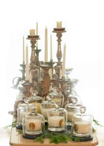 阿尔勒帕提库列酒店的一组用玻璃瓶装在桌子上的蜡烛