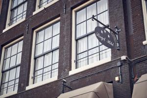 阿姆斯特丹阿姆斯特丹辛格尔酒店的砖楼边的标志