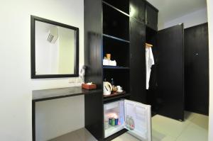 莱卡邦素万那普BS住宿酒店 - SHA Extra Plus的浴室设有黑色橱柜和镜子