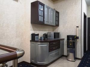 敖德萨ArcadiaSky的厨房配有微波炉和咖啡设施。