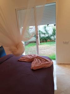 布兹尼盖Residance jardins de bouznika的一间卧室设有一张大床和大窗户