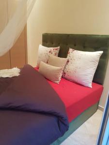 布兹尼盖Residance jardins de bouznika的床上铺有色彩缤纷的床单和枕头