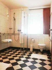锡默拉特西莫维酒店的一间带玻璃淋浴和卫生间的浴室