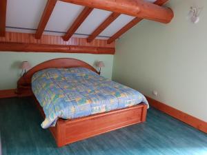 Ferdruptchâlet的一张木架床