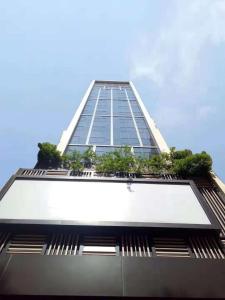 香港朗华酒店的一座高大的建筑,上面有植物