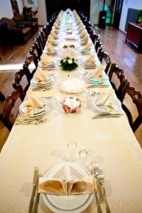 拉泰尔扎Masseria Sierro lo Greco的一张长桌子,上面有盘子和盘子