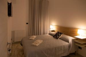 马斯卡卢恰UP&B Rooms Catania的一间卧室配有一张床,上面有两条毛巾