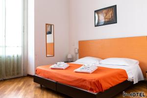 热那亚尤里Il玛尼菲克酒店的一间卧室配有一张床,上面有两条毛巾