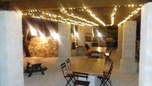 莫诺波利马塞里亚双塔住宿加早餐旅馆的天花板上配有桌子和灯的用餐室