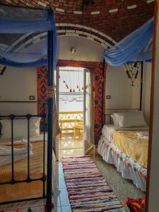 Old Nubian guest house客房内的一张或多张双层床